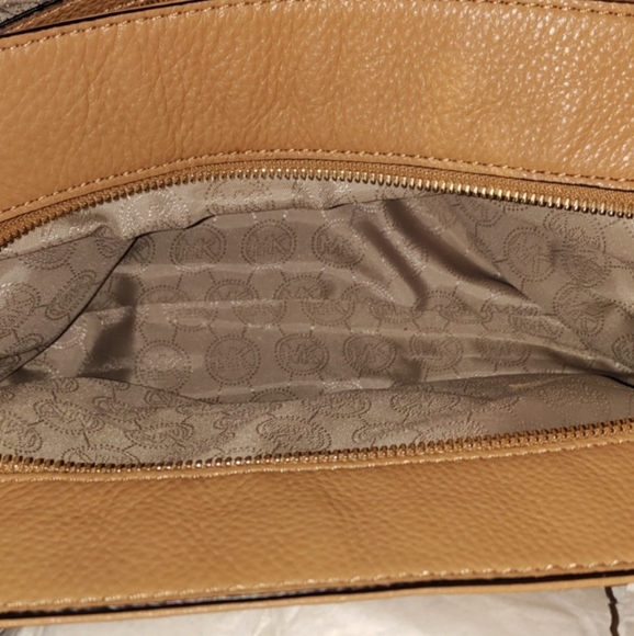 Michael Kors pebble Leather Shoulder 🛍️ Bag Gold Hardware - Picture 10 of 13